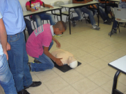  بالصور: طلاب مدرسة درور الثانوية في الرملة يشاركون في دورة إسعاف أولي